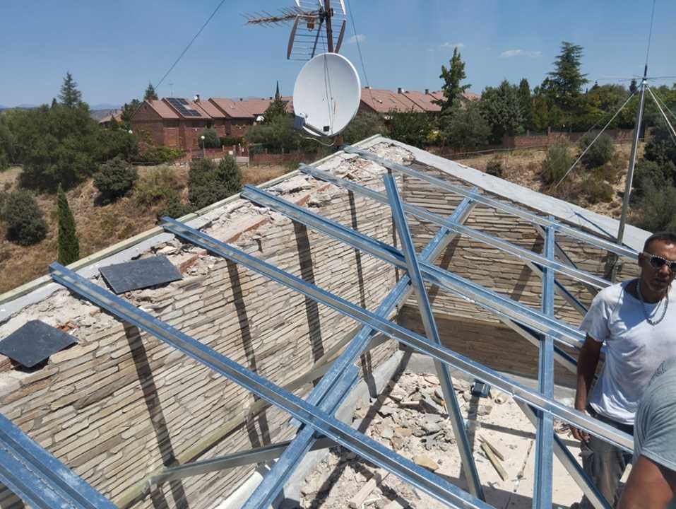 Trabajo real de Andrés Ramos en una cubierta de pizarra