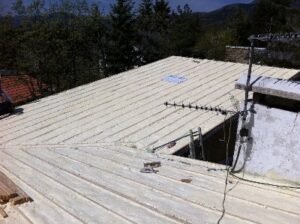 Doble rastrelado y aislamiento en una cubierta de Cercedilla, fotografía 1 de la intervención documentada