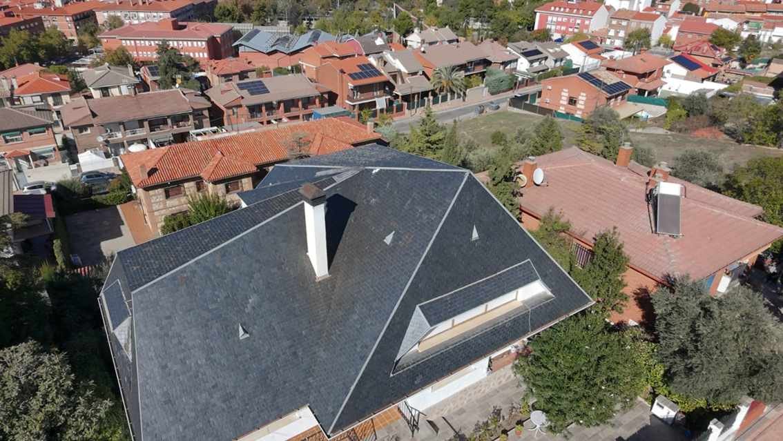 Vista aérea real de un tejado de pizarra, material facilitado por Andrés Ramos